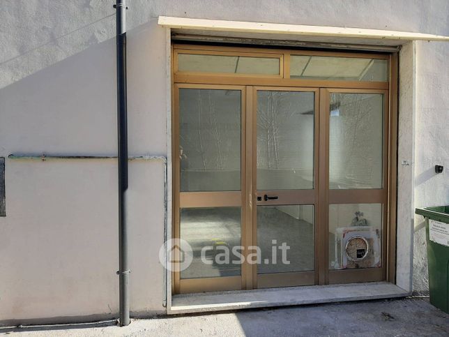 Attività/licenza (con o senza mura) in commerciale in Corso Risorgimento
