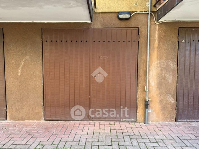 Box/posto auto in residenziale in Via Astorre Baglioni 25