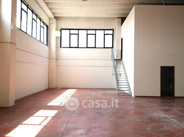 Capannone in commerciale in Via Francesco Foscari