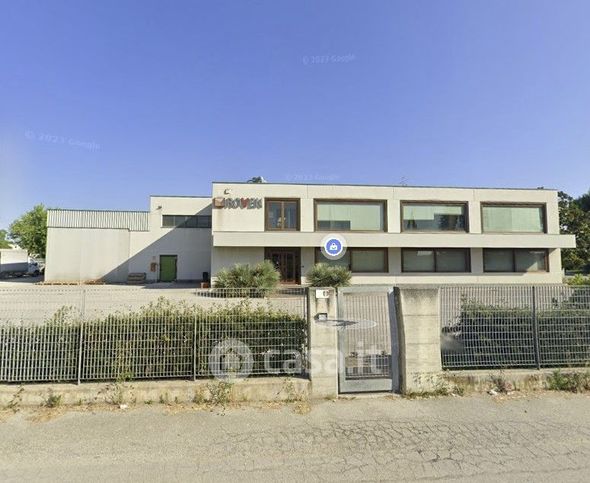 Capannone in commerciale in zona industriale