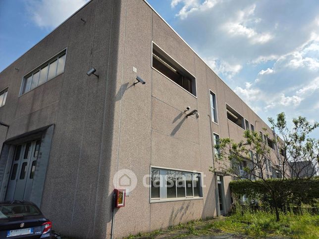 Capannone in commerciale in