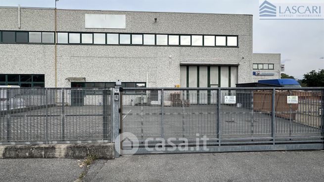 Capannone in commerciale in Via Enrico Fermi 52