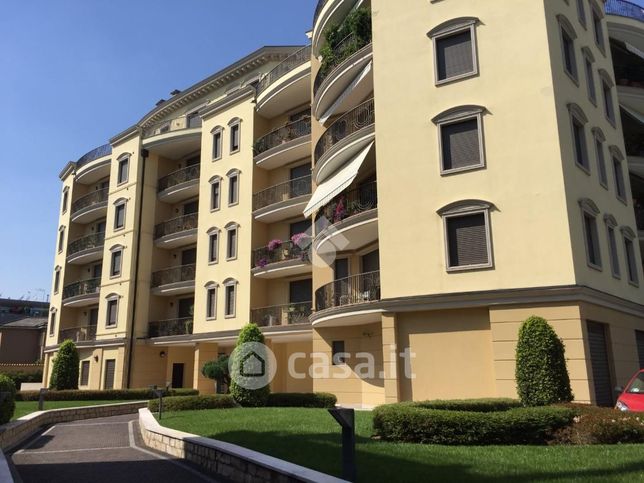 Appartamento in residenziale in Via Eugenio Alberi 10