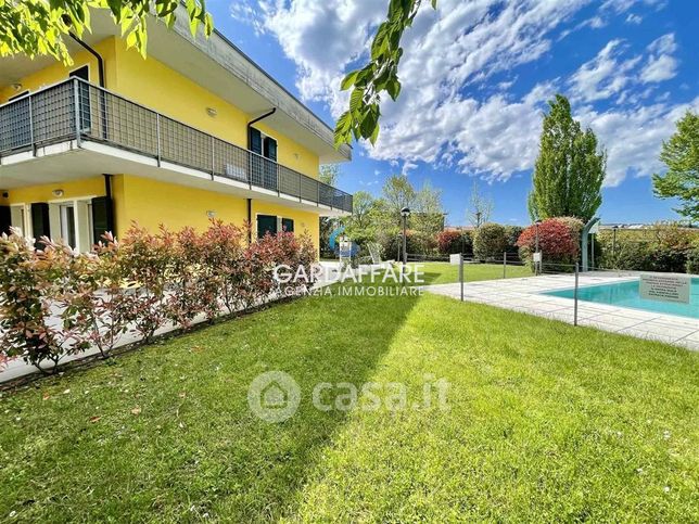 Casa bi/trifamiliare in residenziale in 