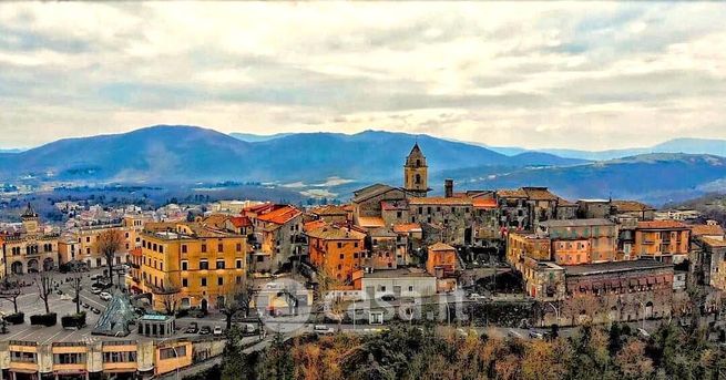 Capannone in commerciale in 