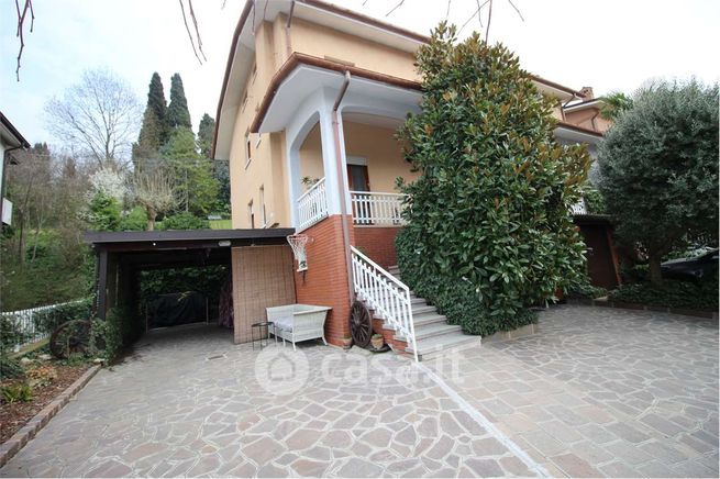 Casa bi/trifamiliare in residenziale in 