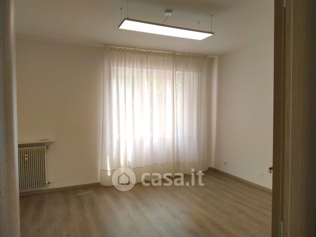Ufficio in commerciale in 