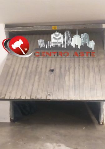 Box/posto auto in residenziale in Via Cristoforo Colombo