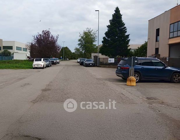 Capannone in commerciale in Via San Fiorano 66