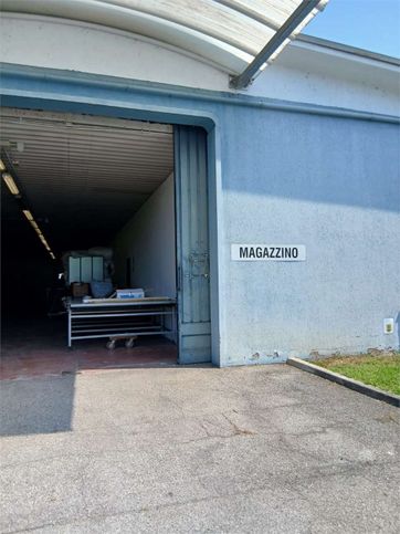 Capannone in commerciale in 