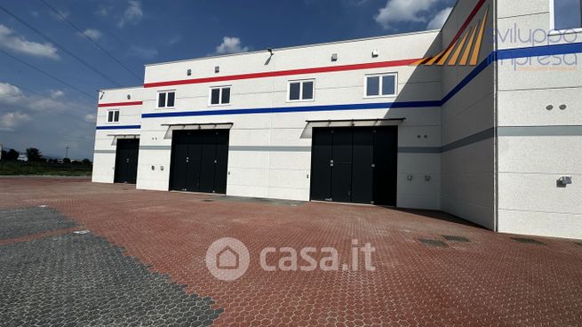 Capannone in commerciale in Viale delle Industrie 1