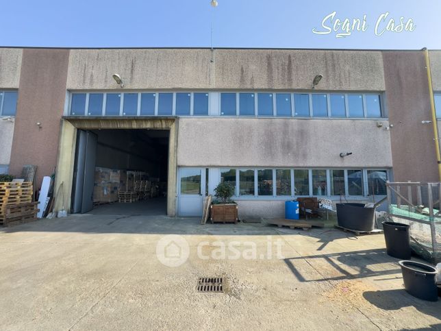 Capannone in commerciale in Via Oleggio