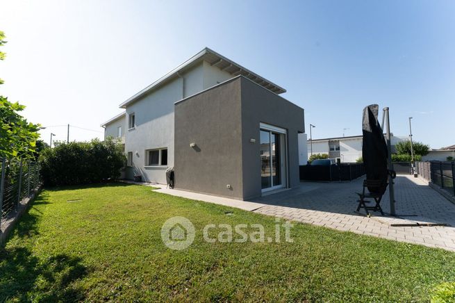 Casa indipendente in residenziale in Via Umberto Nobile