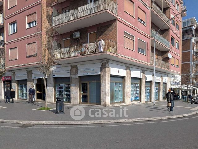 Capannone in commerciale in Via Guido Mazzoni 42