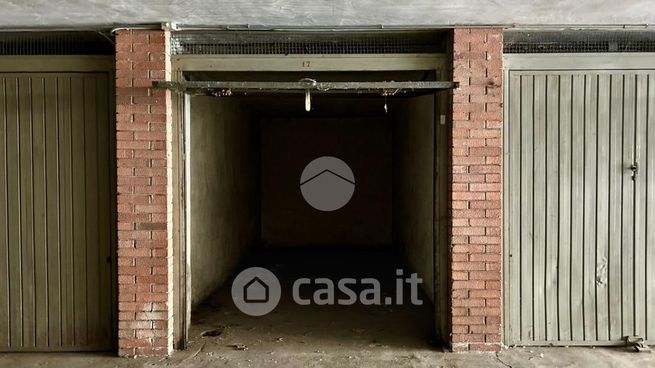 Box/posto auto in residenziale in Viale Papa Giovanni XXIII 10