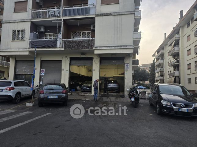 Negozio/locale commerciale in commerciale in Viale Giovanni Battista Valente 111