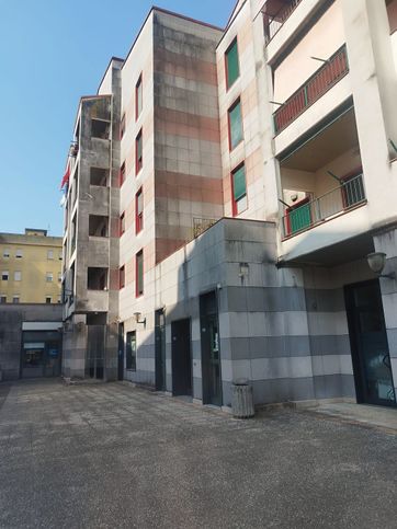 Ufficio in commerciale in Via Volturno
