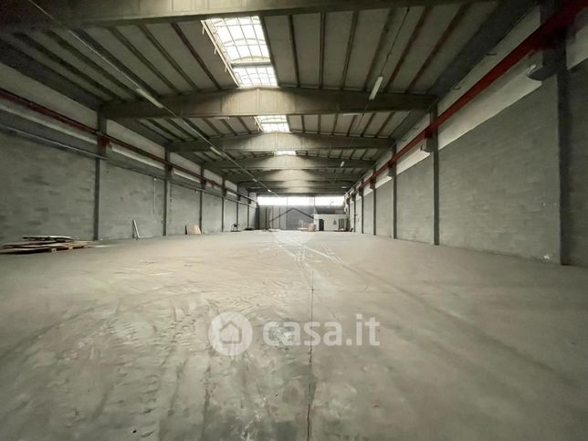 Capannone in commerciale in 