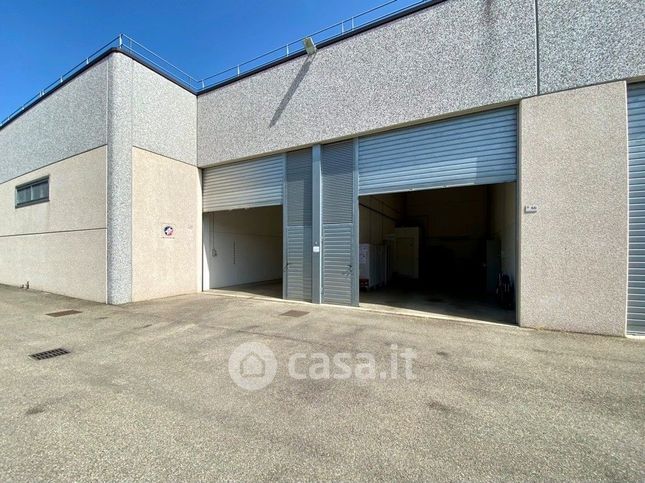 Capannone in commerciale in Via Prampolini