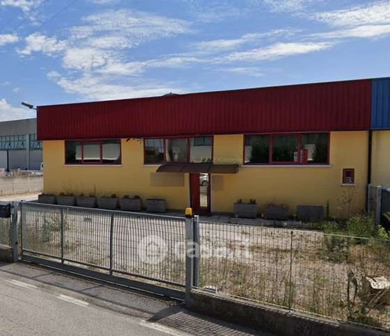 Capannone in commerciale in Via delle Industrie