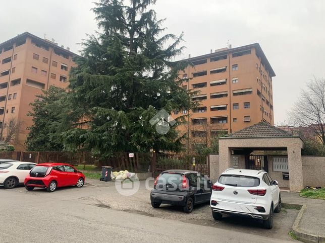 Box/posto auto in residenziale in Via Pietro Maroncelli 8