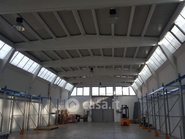 Capannone in commerciale in Via Anagnina