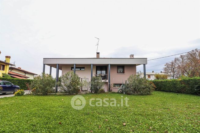 Casa indipendente in residenziale in Via Molino di Lugugnana 10