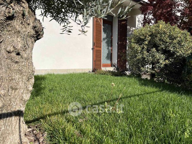 Casa bi/trifamiliare in residenziale in 