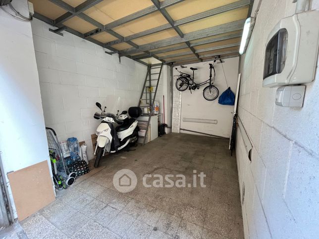 Garage/posto auto in residenziale in Via Papiria 56