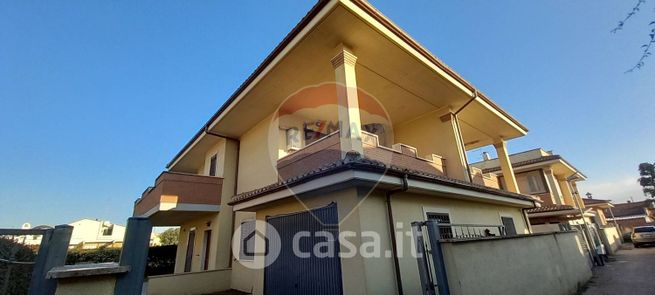 Casa bi/trifamiliare in residenziale in 