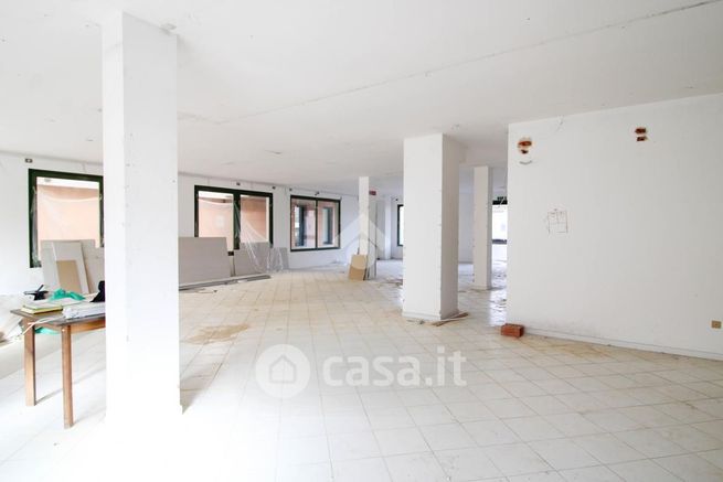 Ufficio in commerciale in Via Cavalieri di Vittorio Veneto