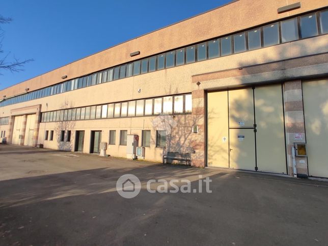 Capannone in commerciale in 