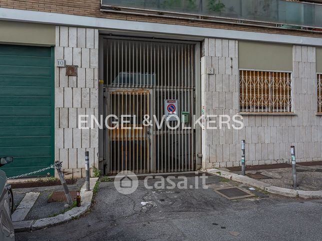 Box/posto auto in residenziale in Via Pofi