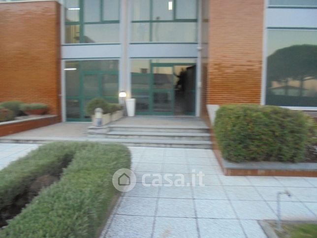 Ufficio in commerciale in Via XXV Aprile
