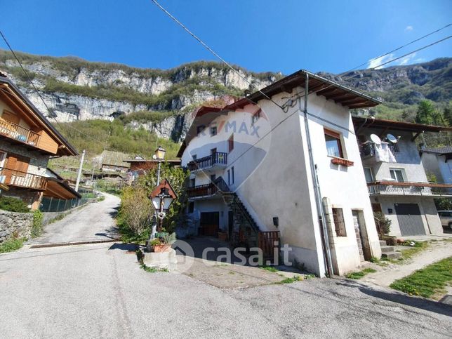 Casa indipendente in residenziale in Via Lucco 30