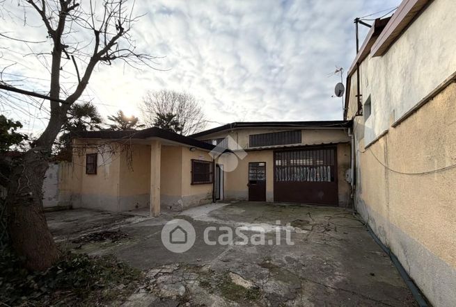 Capannone in commerciale in Via Guglielmo Reiss Romoli 58