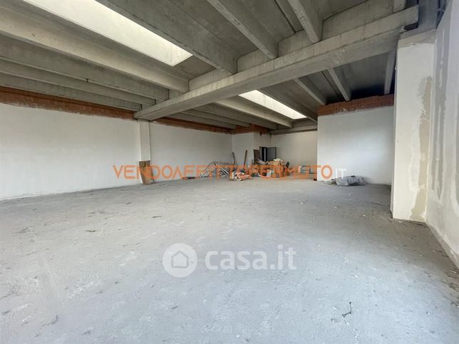 Capannone in commerciale in Via Ignazio Silone