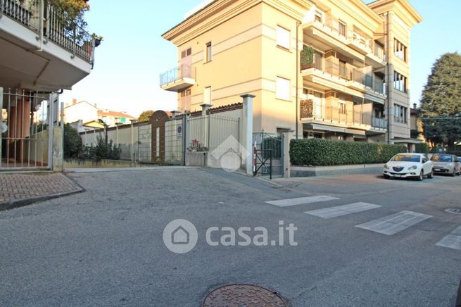 Garage/posto auto in residenziale in Via Dante Alighieri 3