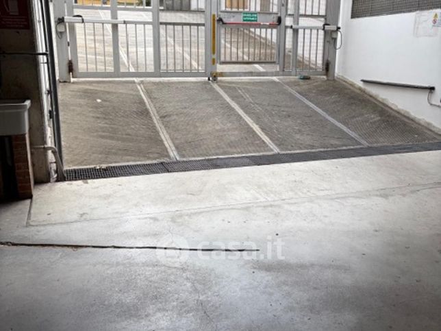 Box/posto auto in residenziale in Piazza Magnolie 1