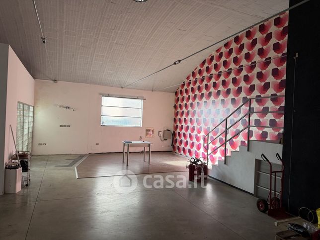 Capannone in commerciale in Via della Bastia 31