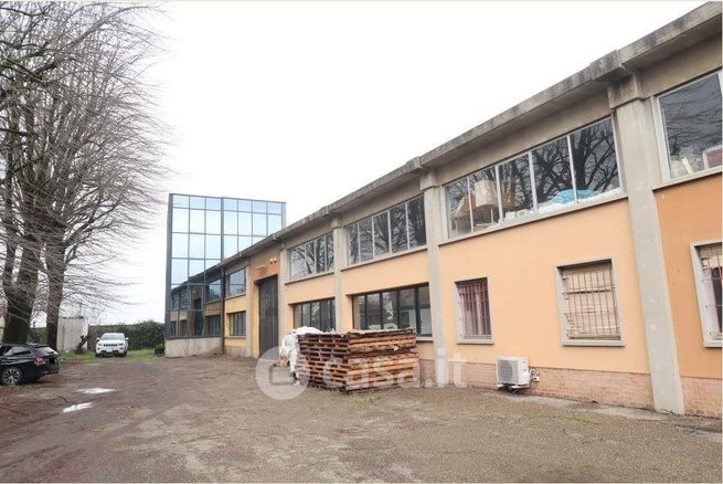 Capannone in commerciale in Via 1º Maggio