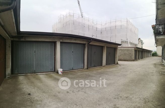 Box/posto auto in residenziale in Via Mambrini 4