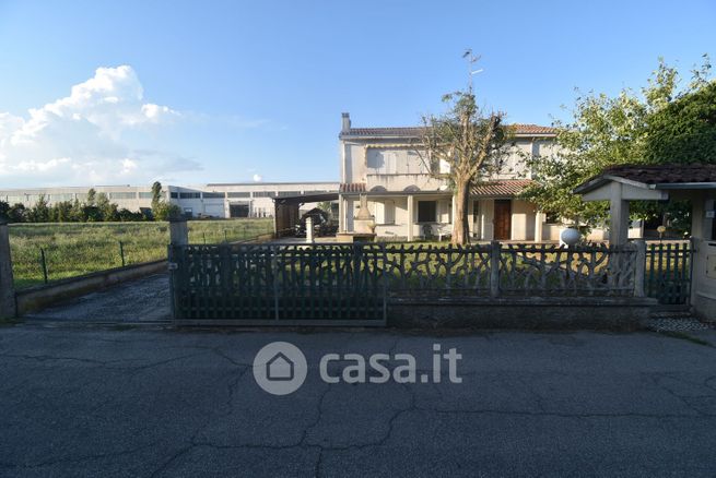 Villetta a schiera in residenziale in Via Longarini 9