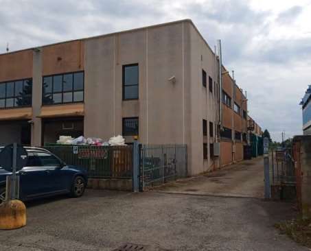 Capannone in commerciale in Via San Fiorano