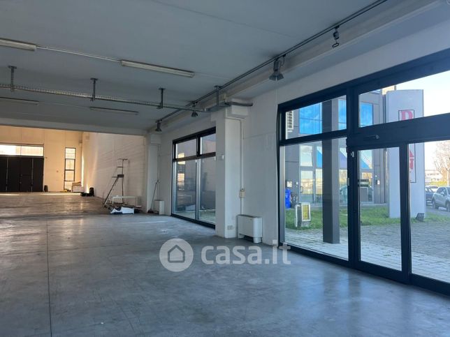 Capannone in commerciale in Strada Privata Commercio