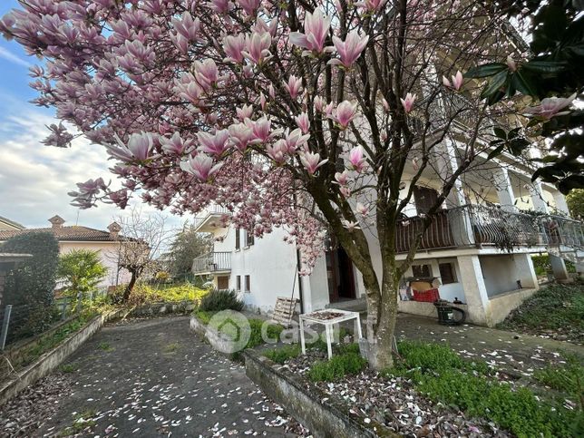 Casa bi/trifamiliare in residenziale in 