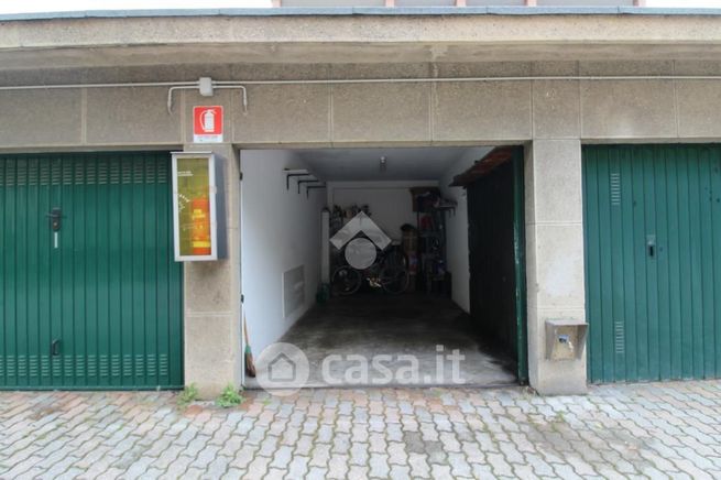 Garage/posto auto in residenziale in Via Antonio Carnevali 43