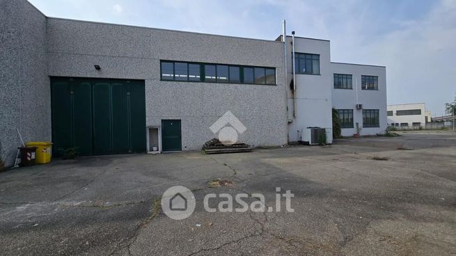 Capannone in commerciale in Via A. de Francisco 123