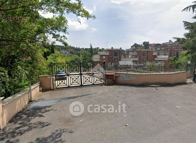 Box/posto auto in residenziale in Via della Mendola 35