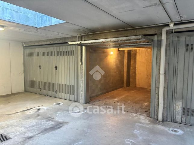 Box/posto auto in residenziale in Via Vittoria Colonna 28